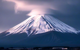 富士山，日本的守护神，山巅的风暴与温柔